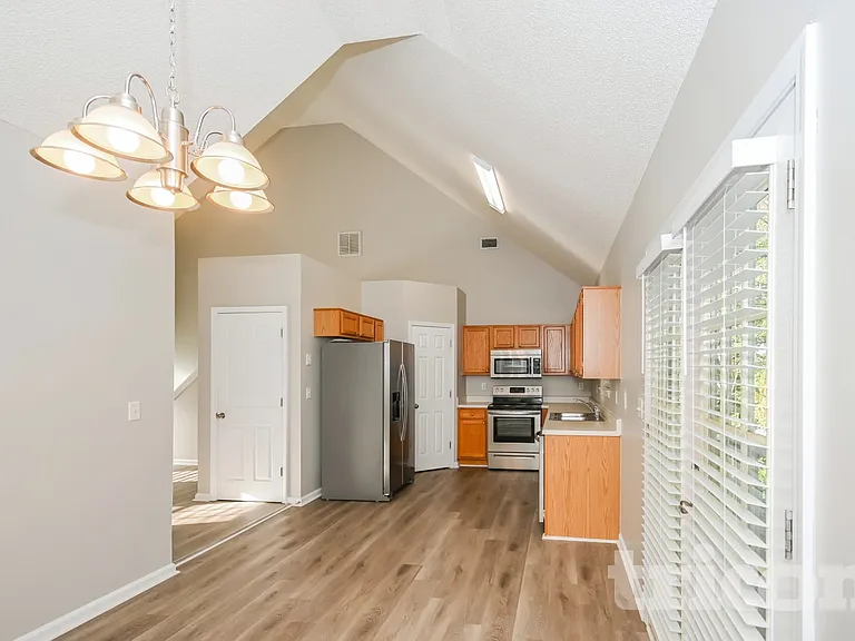 665 Skyline Dr — Photo 3