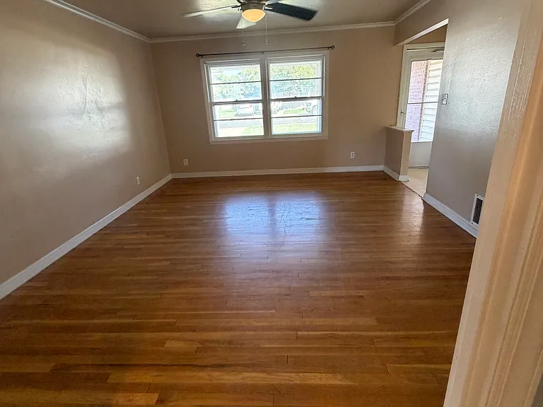 404 Holman Ln — Photo 3