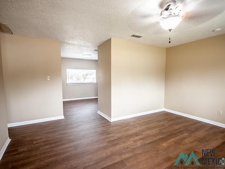 1704 Laura Ln — Photo 3