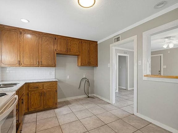 3rd image of 810 Crockett Dr