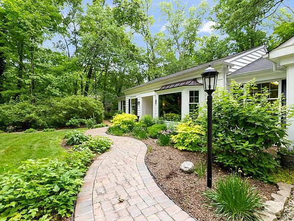 3rd image of 9291 Robinhood Cir