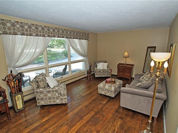 3rd image of 8545 Carmichael Dr