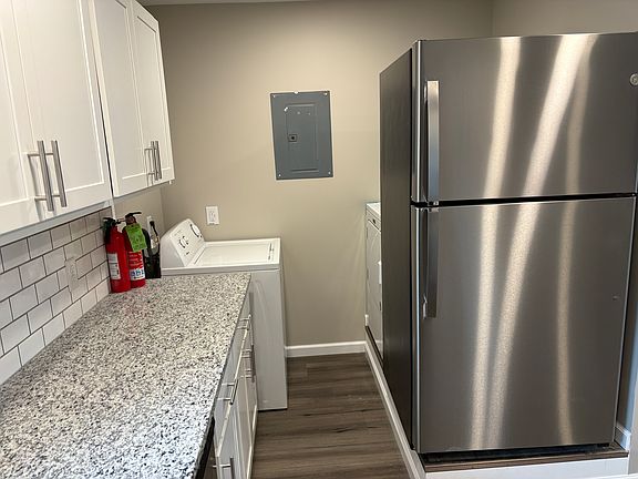 2nd image of 837 W Main St APT 1