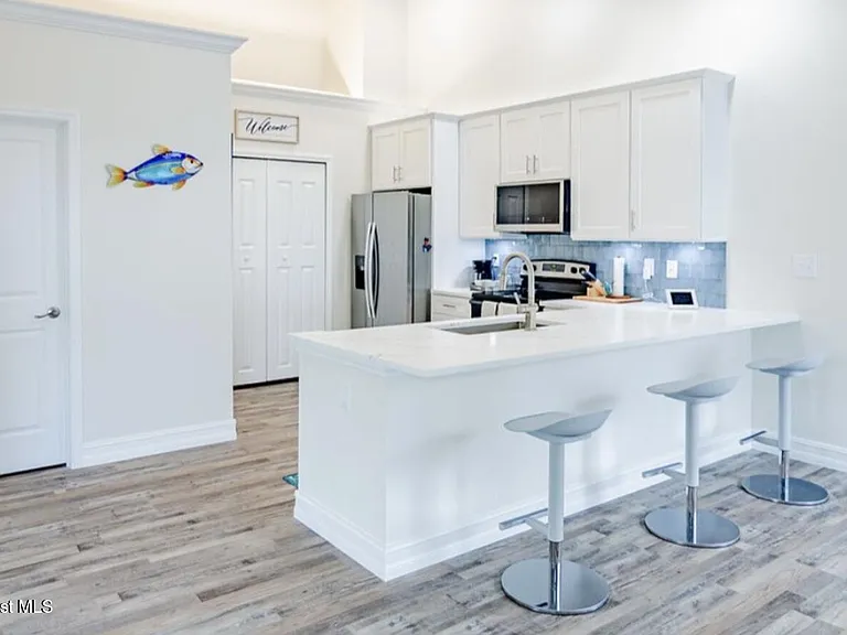 115 Riverside Dr — Photo 3