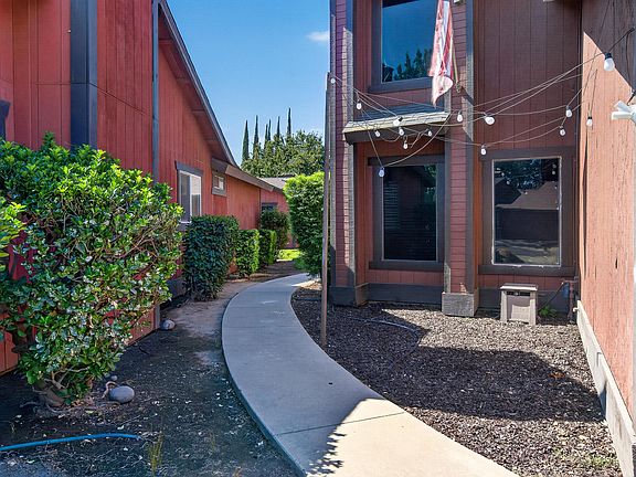 5th image of 924 E Oakridge Avenue