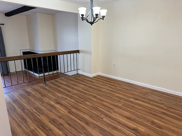 1505 Harewood Sq — Photo 3