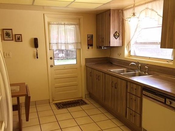 4th image of 1421 Lake Bass Dr