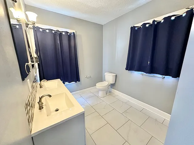 305 W 9th St — Photo 23