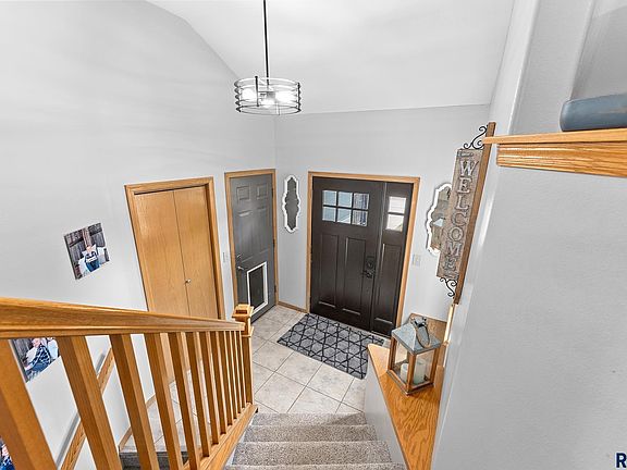4th image of 604 Honeysuckle Dr