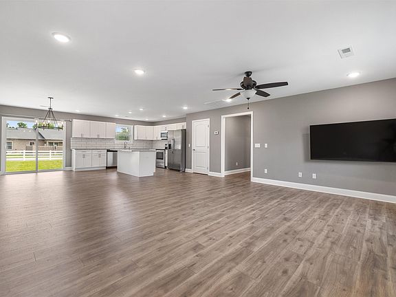 5th image of 2216 Traci Dr