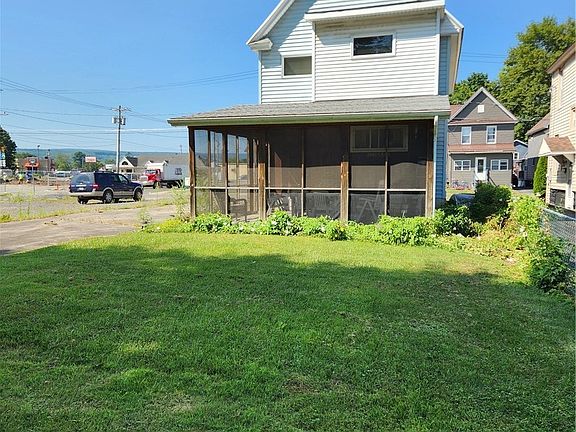 2nd image of 104 Henry St