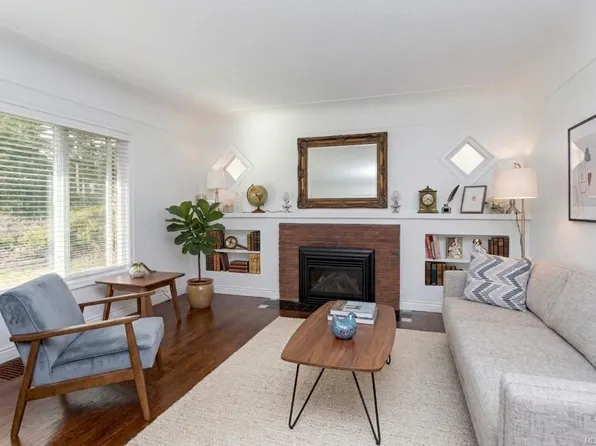 4121 Quadra St, Saanich, BC V8X 1L1