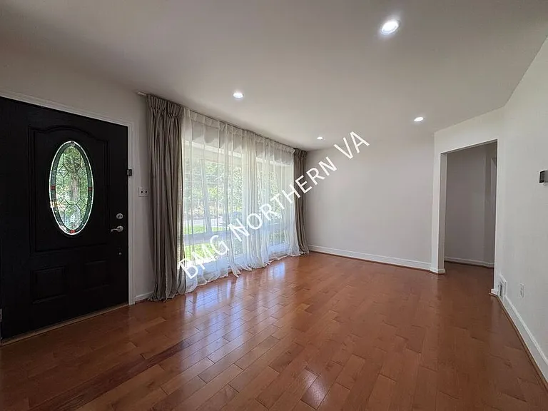 1909 Rollins Dr — Photo 3