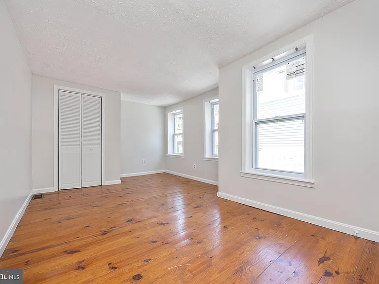 206 E Cross St — Photo 16