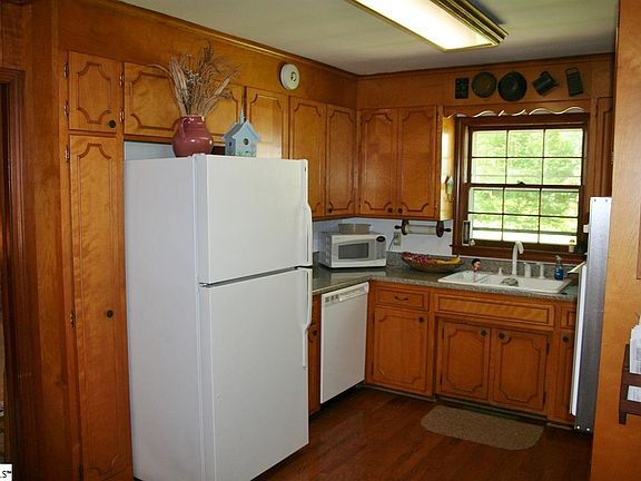 3rd image of 8 Briarwood Blvd