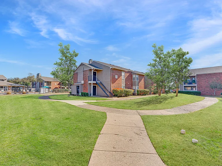 Towne Centre Village — Photo 23
