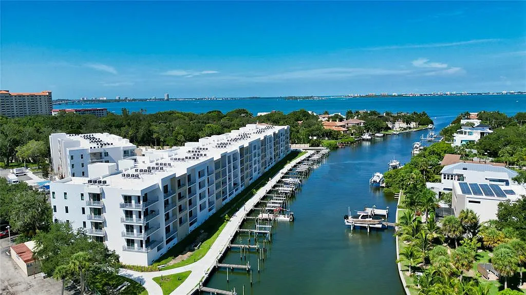 1 bed, 1.5 bath, 896 sqft, $2,295 — Photo 1