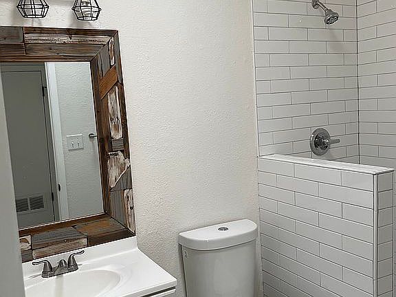 5th image of 667 White Cliffs Dr APT B