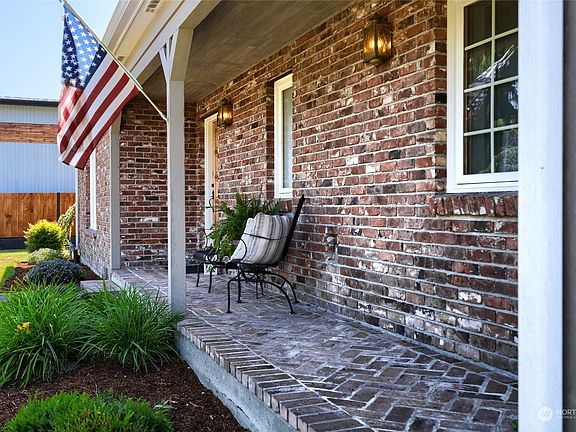You will love this front porch with aesthetic brick pattern with great views of the peaceful and lovely neighborhood.>