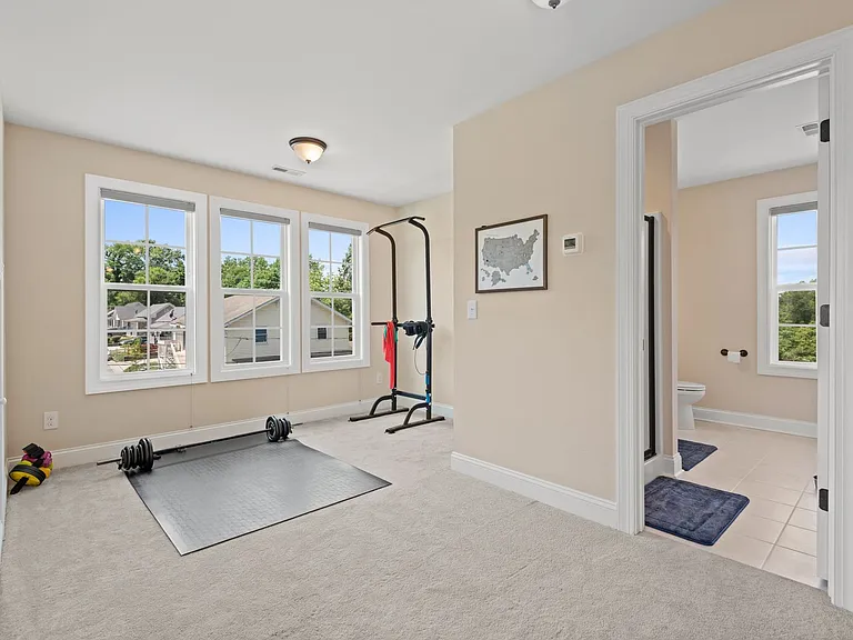 910 Elizabeth St — Photo 22