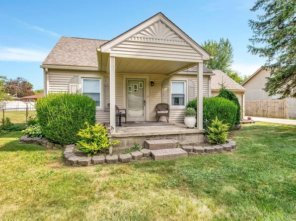 24811 Woodland Dr, Brownstown, MI 48134