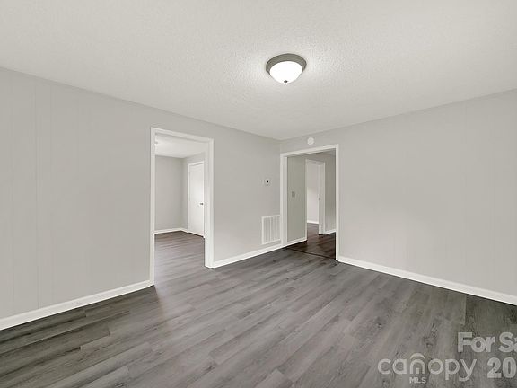 3rd image of 807 Evening Shade Ln