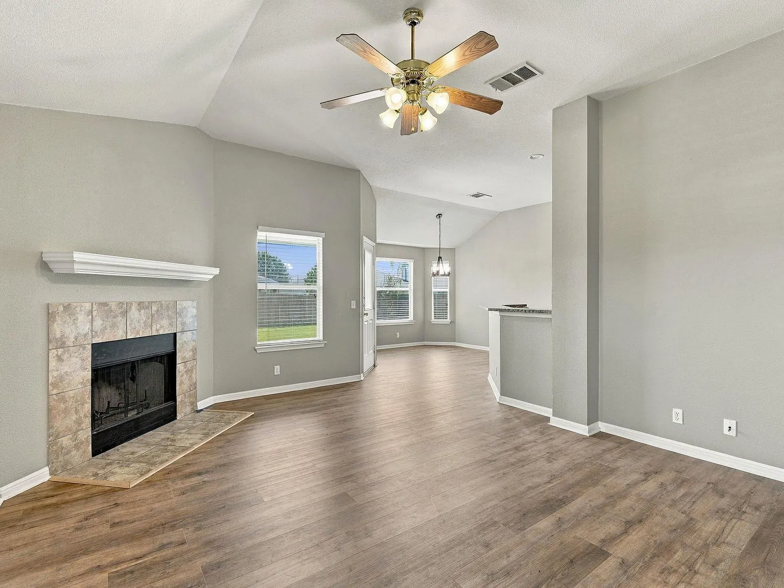 3 bed, 2.0 bath, 1623 sqft, $1,800 — Photo 3