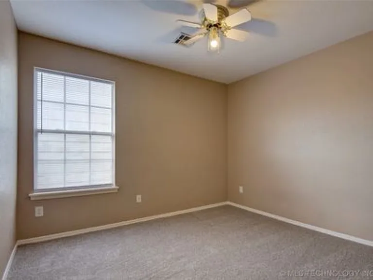 6331 S Newport Ave — Photo 8