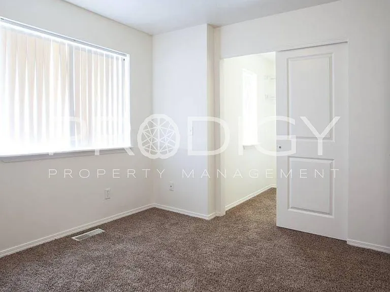 674 N Hydra Pl #B — Photo 11