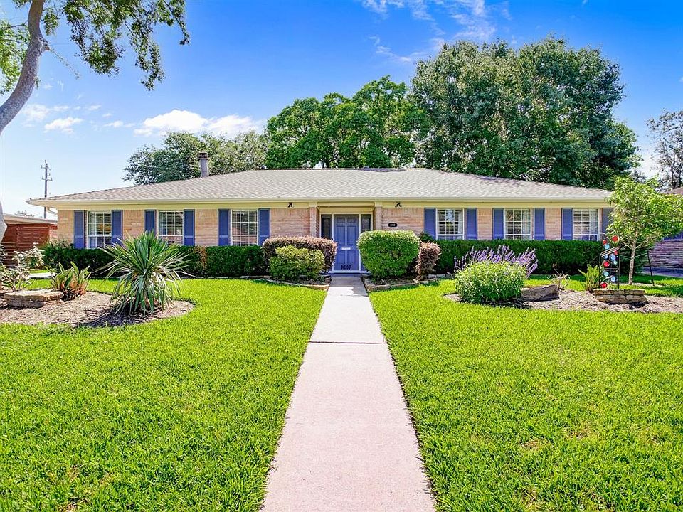 Classic Traditional Home in the established Maplewood Subdivision. Be sure and read the many non-cosmetic updates such as roof, A/C etc. in Public Remarks!