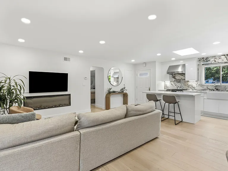 5588 Dartmouth Dr — Photo 6