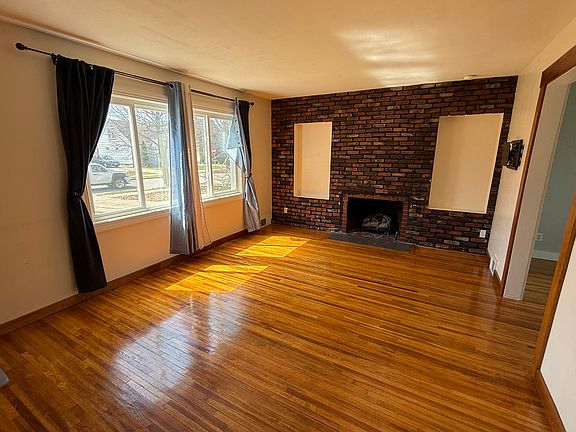 Living room (fireplace decorative only)