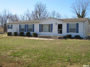 1307 N Trenary Ave, Salem, IL 62881