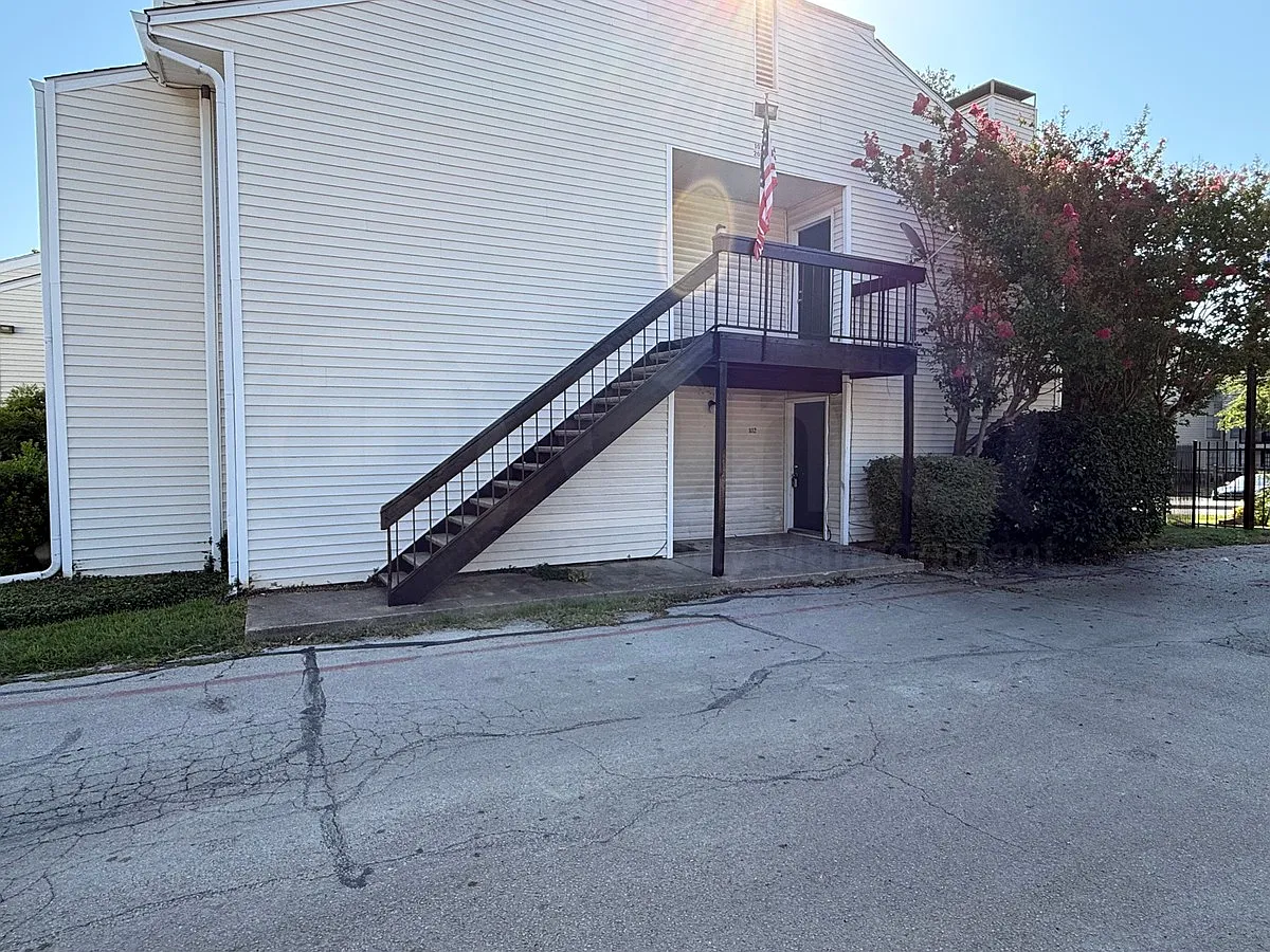 1 bed, 1.0 bath, 616 sqft, $1,049 — Photo 2