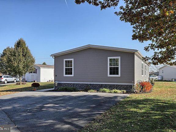 3rd image of 36 Carol Ann Dr