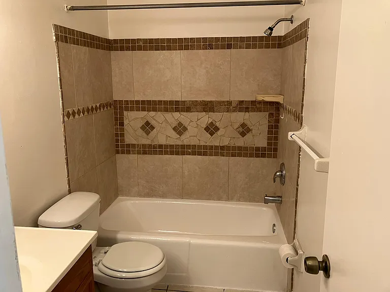 389 Fulton St NE — Photo 4