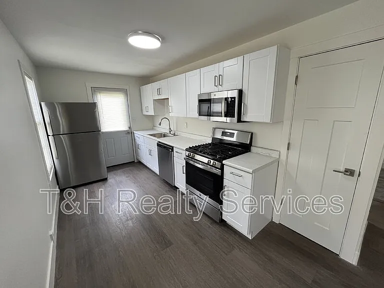 1124 S East St — Photo 2