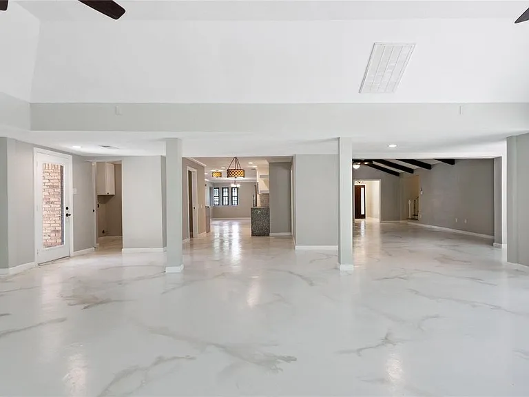 570 Roanoke Dr — Photo 2