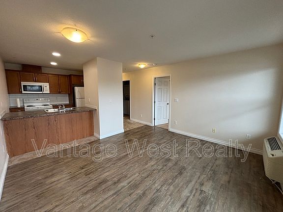 4th image of 598 Sutherland Ave #403