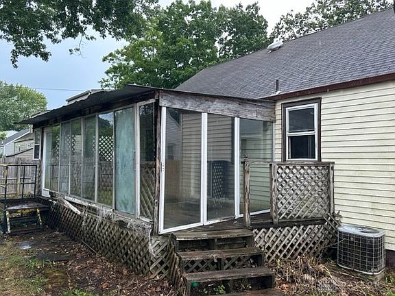 4th image of 70 Oaklawn Ave