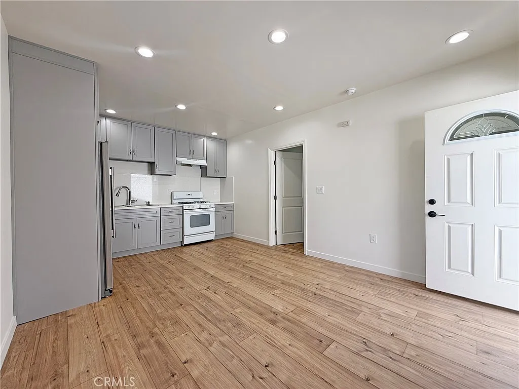 1 bed, 385 sqft, $2,200 — Photo 2
