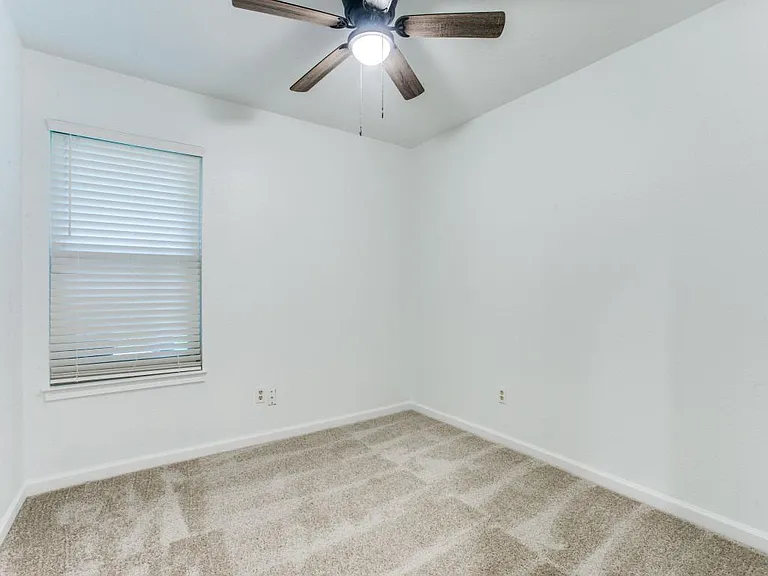 333 Banyan Dr — Photo 16