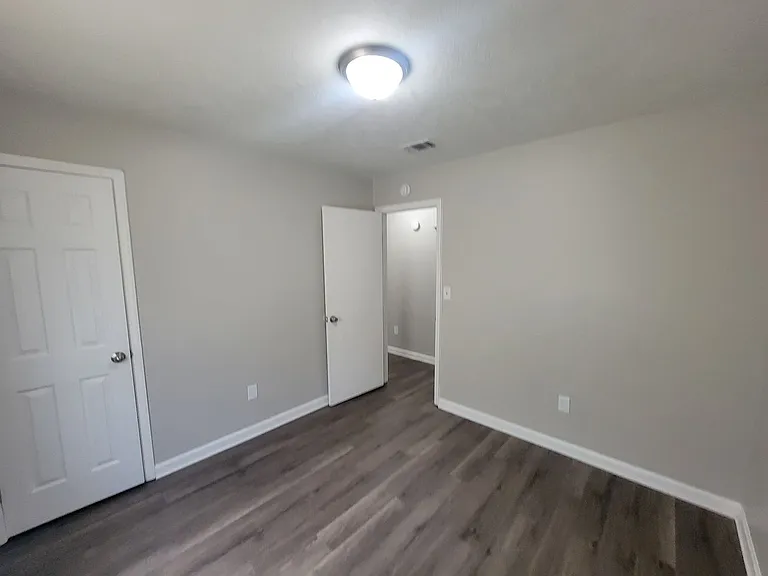 611 Langley Ct — Photo 16