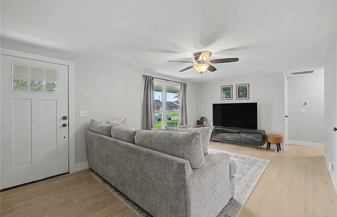4 bed, 1577 sqft, $2,500 — Photo 4