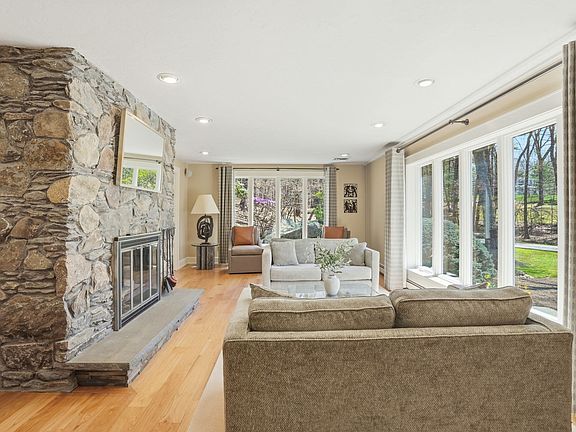 5th image of 119 Lazell St