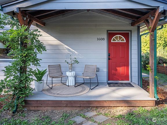 2nd image of 1608 5th Avenue SE