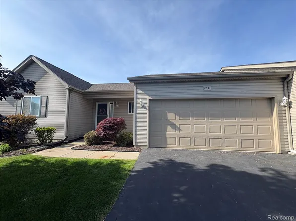 1231 Crystal Pointe Cir, Fenton, MI 48430