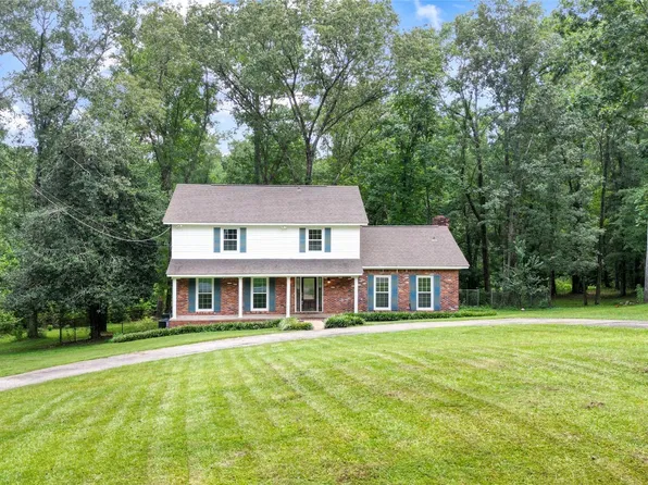 701 Ridgedale Ln, Deatsville, AL 36022