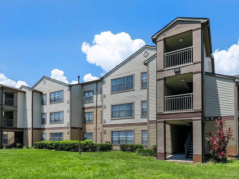 Falcon Trace Apartment Homes — Photo 9