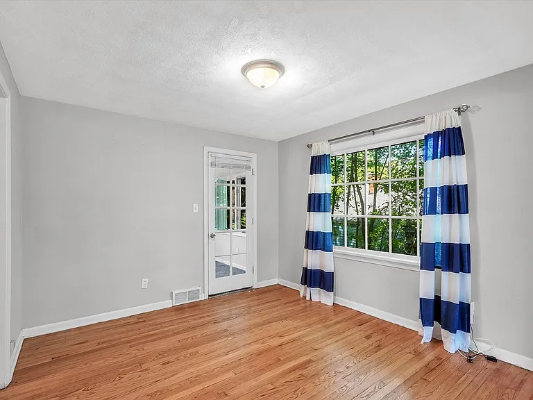 1130 Haselton Rd — Photo 4